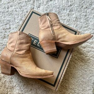 Tecovas Daisy Lizard Boots Sand
